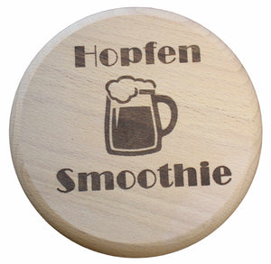 <img src=“HopfenSmoothie.jpg” alt=“runde Holzscheibe mit Bierglas Icon und den Wörtern Hopfen Smoothie”>
