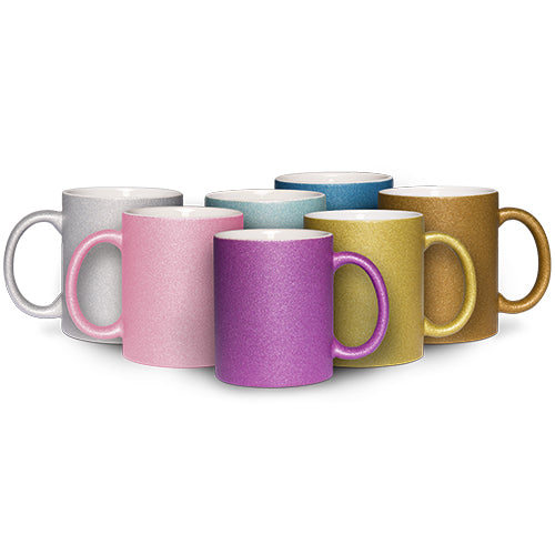 Bunte, glitzernde Kaffeetassen in verschiedenen Farben (Silber, Rosa, Lila, Blau, Gold) vor einem weißen Hintergrund. Diese individuell besruckbaren Tassen von Gravierland, einem Anbieter für Gravuren in der Nähe von Oldenburg und Bremen, sind perfekt für personalisierte Geschenke oder als besondere Ergänzung für Ihr Zuhause.